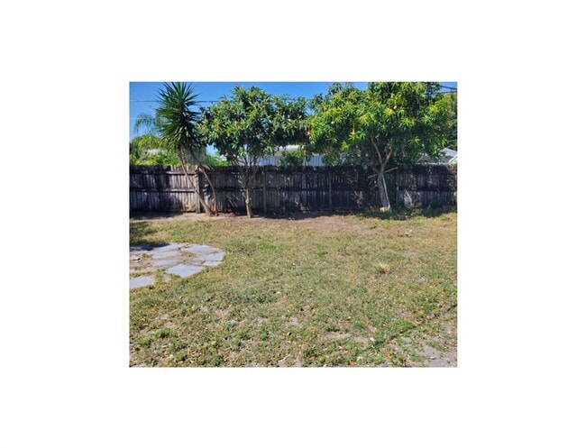 Building Photo - 223 SW 14th Pl