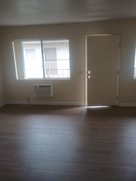 Building Photo - 9415 California Ave