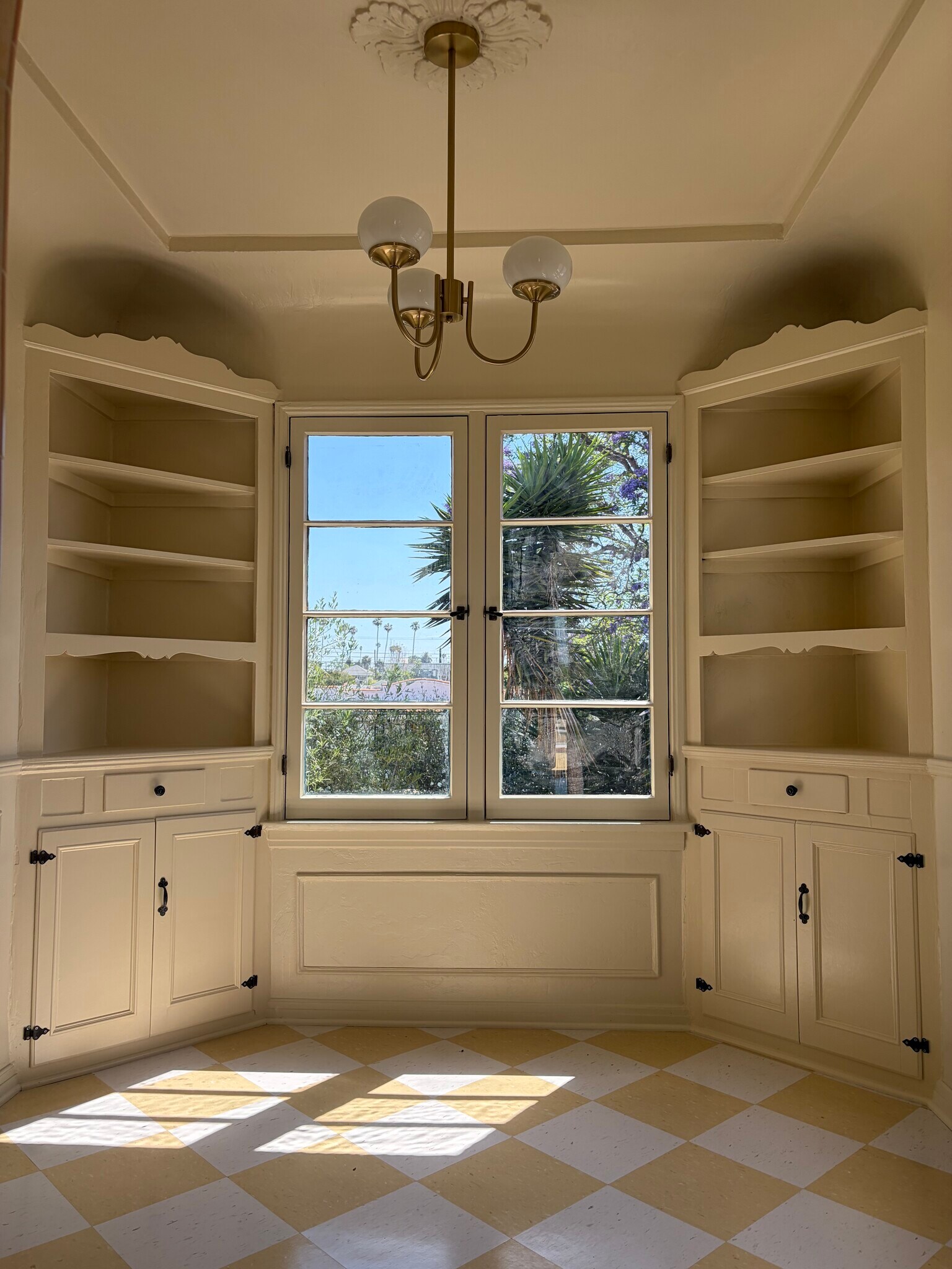 Breakfast nook - 3023 11th Ave