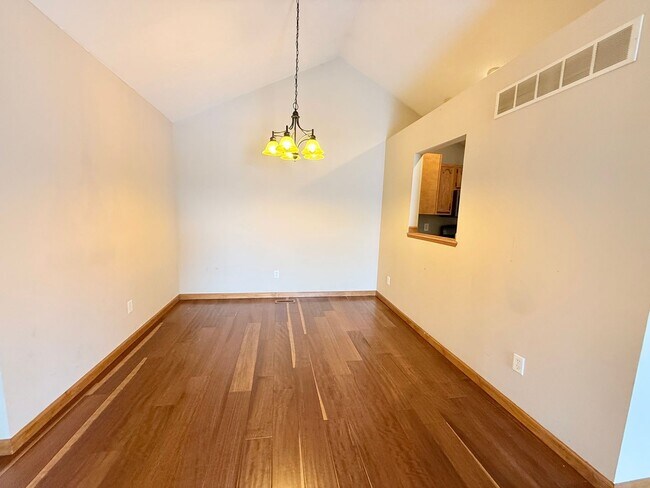 Building Photo - Beautiful Home in East Bloomington!