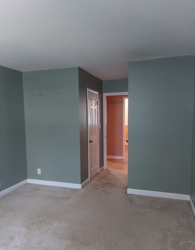 Building Photo - Stunning And Spacious 2-Level, 1 Bedroom, ...
