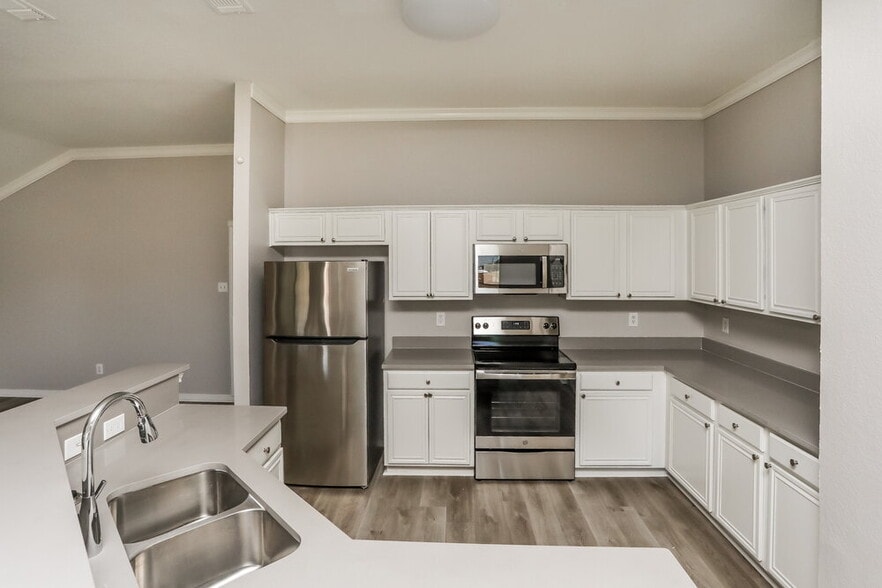 Building Photo - 721 S Highland Dr