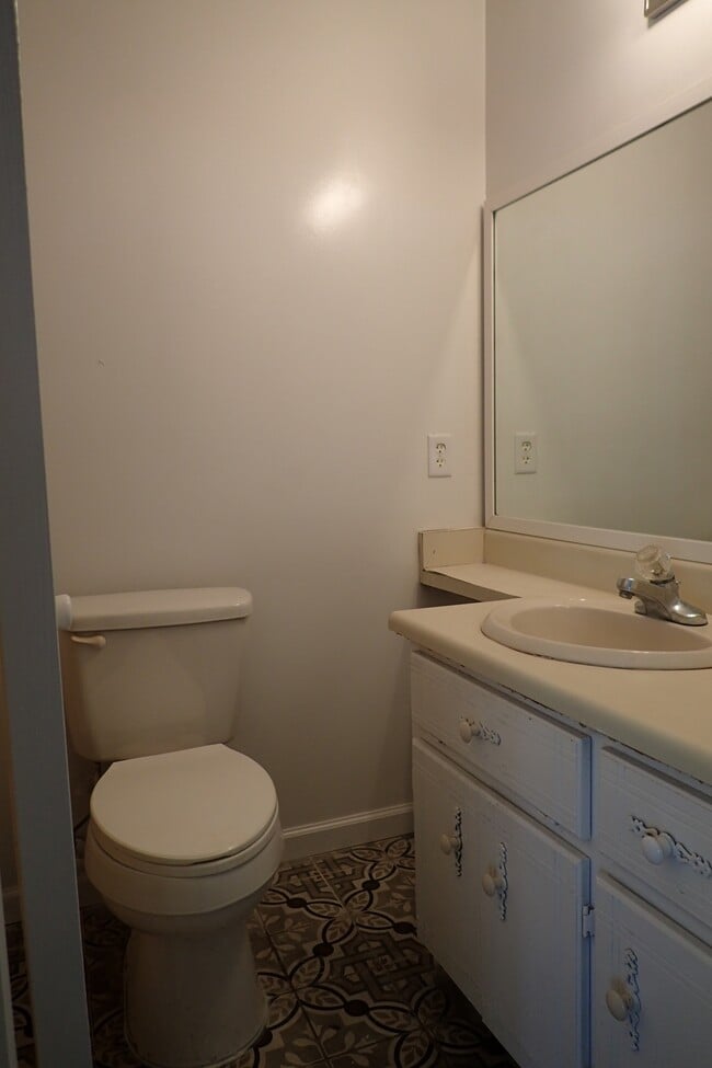Building Photo - 2224 Pin Oak Cir