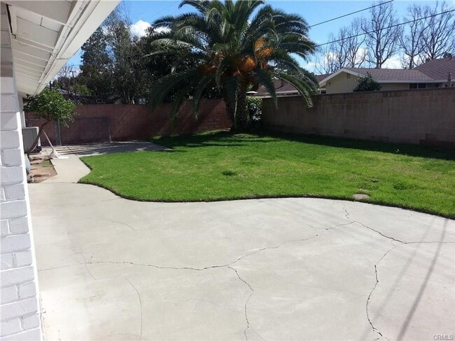 Building Photo - 542 E Adams Ave