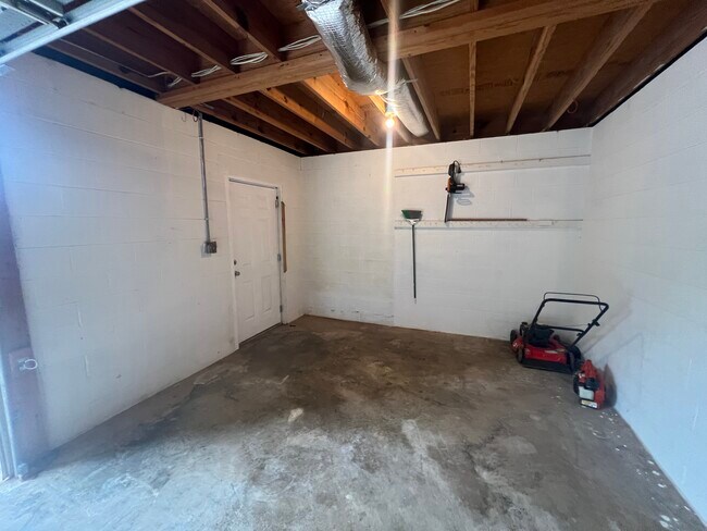 Building Photo - 5028 Dellwood Dr