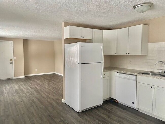 Building Photo - Beautifully Remodeled 2 Bedroom 1 Bath Apa...