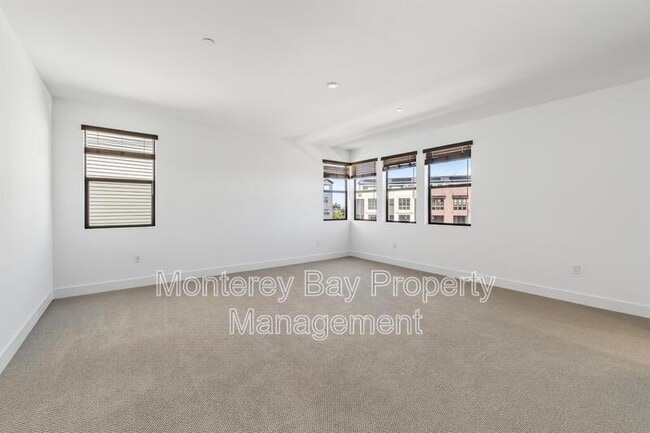 Building Photo - 108 8th St