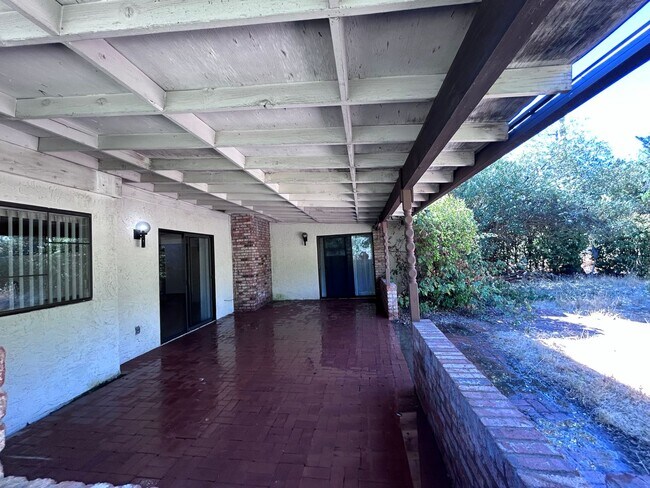 Building Photo - Three Bedroom Two Bathroom Home in Rescue