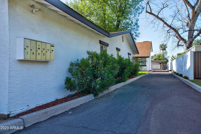 Building Photo - 2215 W Augusta Ave