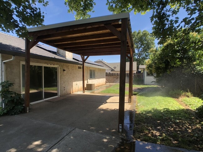 Building Photo - 2 River Oaks Dr
