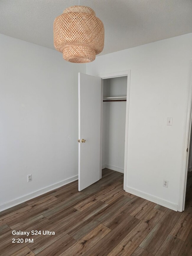 Building Photo - 3 Bedroom, 1.5 Bath Townhome - Price reduc...