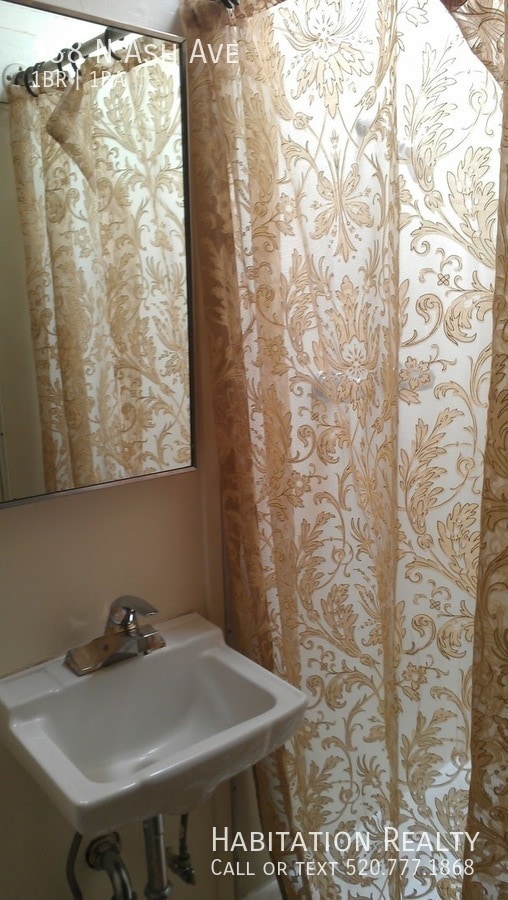 Building Photo - 538 N Ash Ave