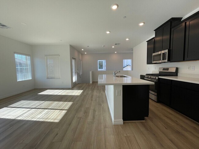 Building Photo - GATED 2 BED 2.5 BATH 2 CAR GARAGE 2 FLOOR TOWNHOUSE IN HENDERSON