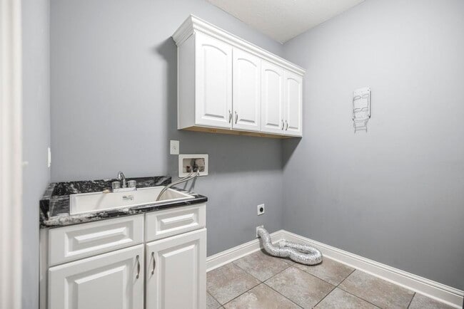 Building Photo - 201 Running Creek Dr