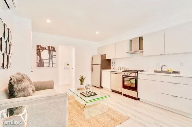 Building Photo - 2 br, 1 bath Apartment - 562 N Kenmore Ave