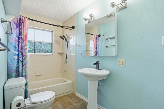 Building Photo - 818 Cedar Rd