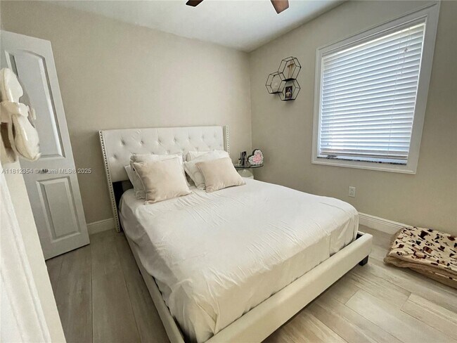 Building Photo - 557 De Leon Dr