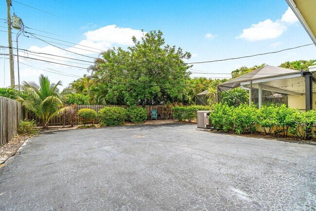 Building Photo - 222 Fairway W