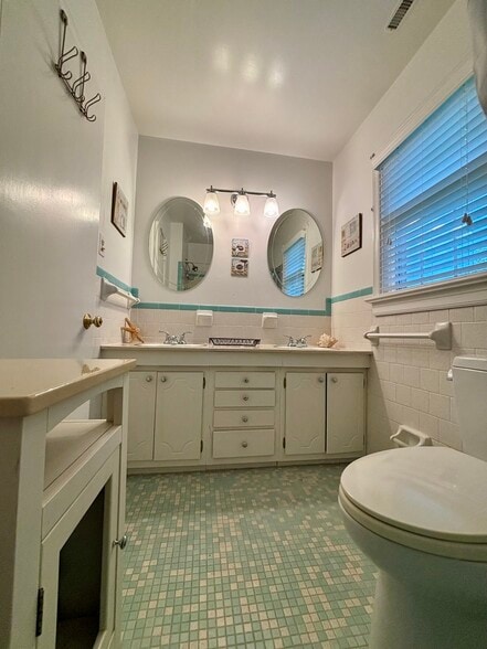 Main Hall Bath with tub/shower - 1101 Swissvale Pl