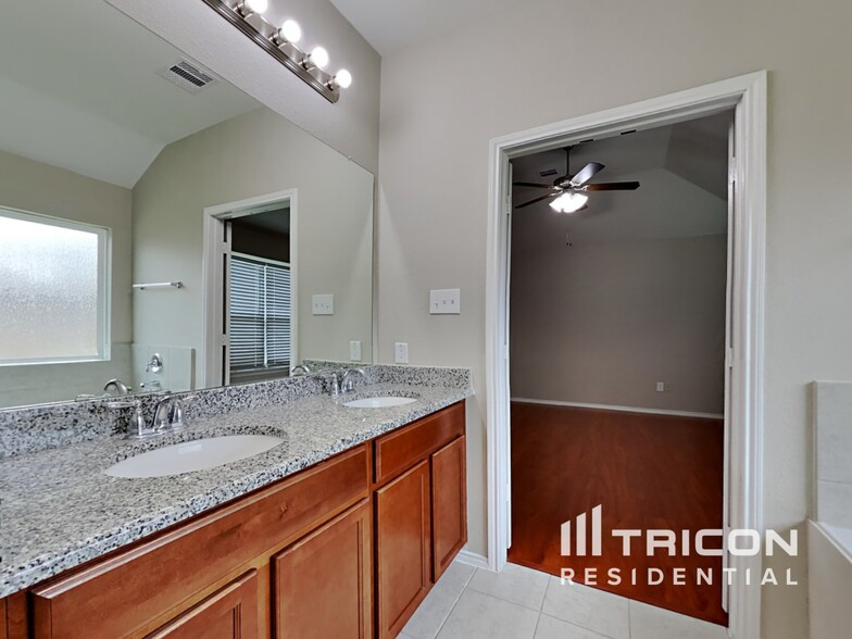 Building Photo - 13702 Sun Bear Ct