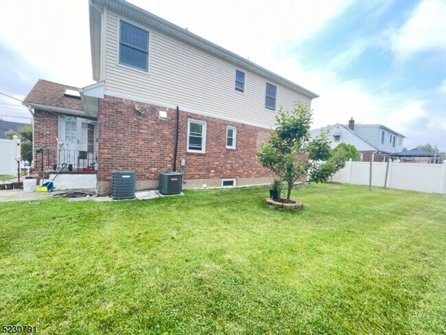 Building Photo - 39 Hillman Dr