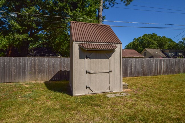 Building Photo - Cute and UPDATED 3 bed 2 bath home near GR...