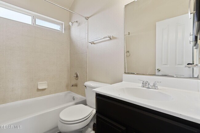 Building Photo - 527 Longleaf Pl