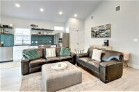 Building Photo - 224 E Oaks Ave