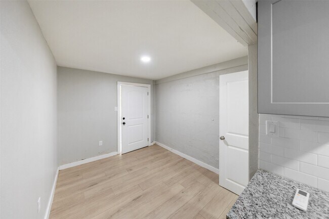 Building Photo - 213 Caplin St