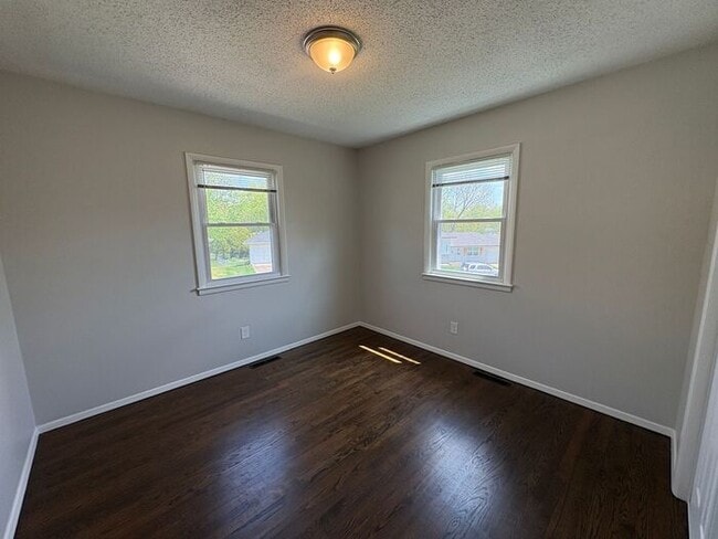 Building Photo - Comfortable 3-Bedroom Home with Fenced Yar...