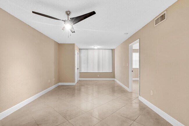 Building Photo - 2831 N Oakland Forest Dr