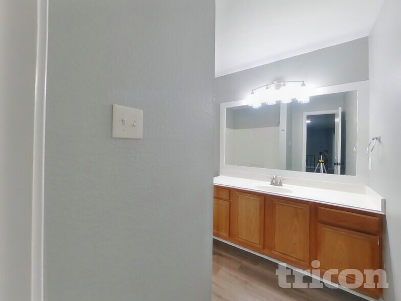 Building Photo - 2309 Green Creek Dr