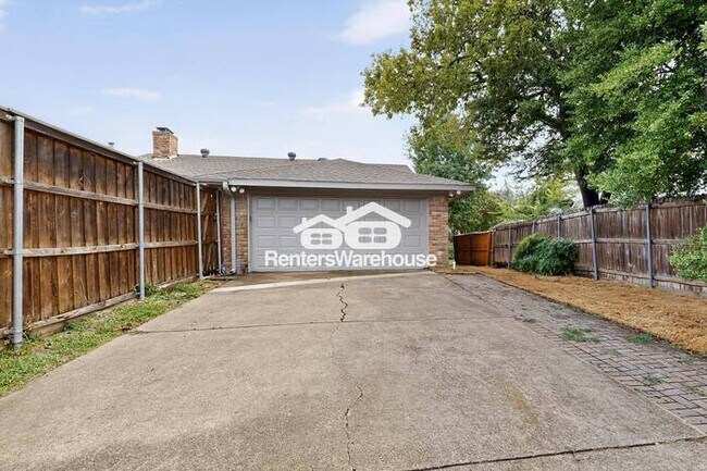 Building Photo - MOVE IN READY COMPLETELY UPDATED - 3BED/2B...