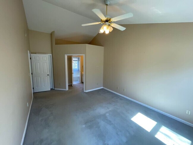 Building Photo - Room in House on Daingerfield Dr