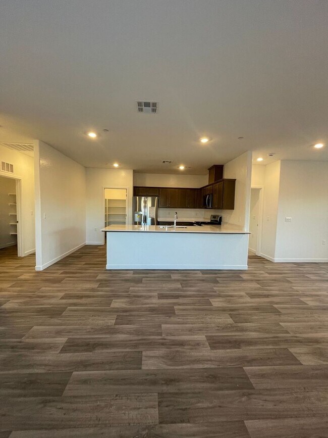 Building Photo - Modern Luxury Living in Madera!