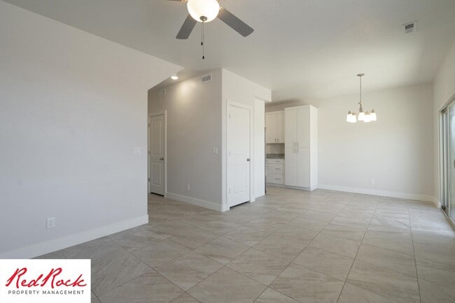 Building Photo - Gorgeous 3 Bedroom Townhome in Washington!