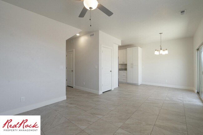 Building Photo - Pet friendly 3 Bedroom Townhome in Washington!