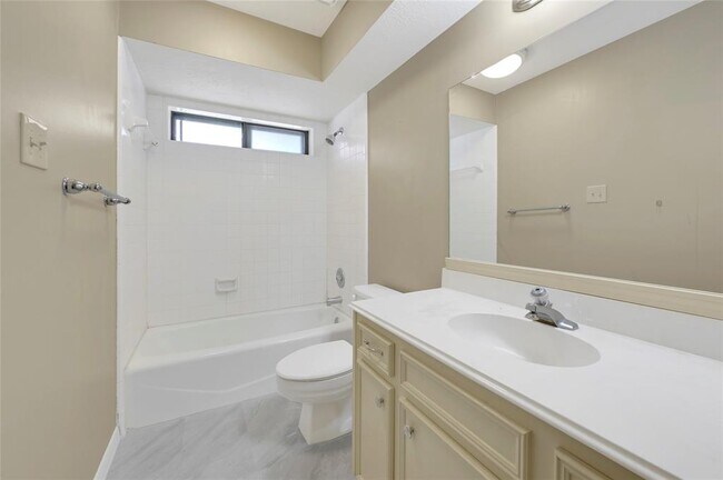 Building Photo - 52 Greentree Ln