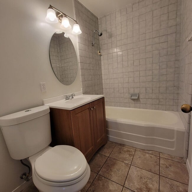 Building Photo - Adorable 2 bed 1.5 bath house with HUGE yard!!