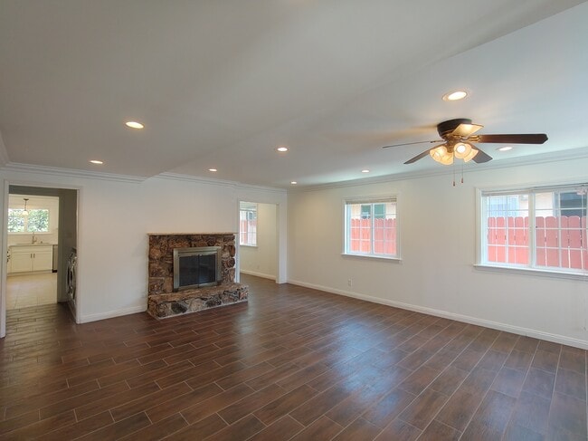 Building Photo - 627 E Woodbury Rd