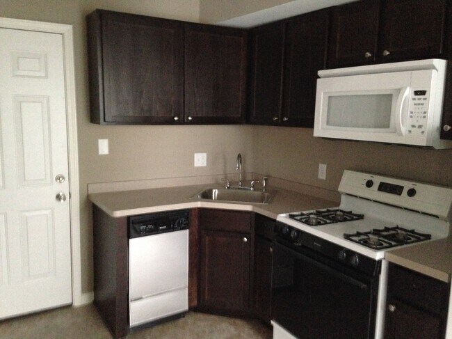 Unit 4 kitchen - 1607 Hewitt Ave