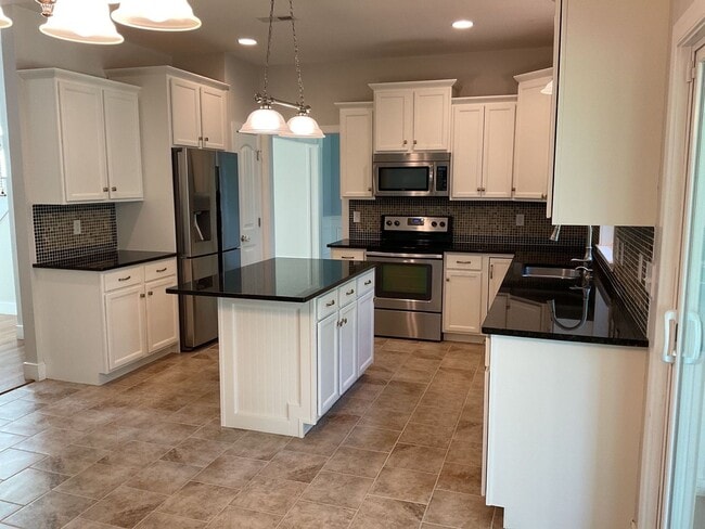 Building Photo - 4 Bedroom 2.5 Bathroom located in Old Mill...