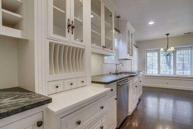 Building Photo - Beautiful 4 Bed/4 Bath Family Home w/pool - Upcoming and available in April!