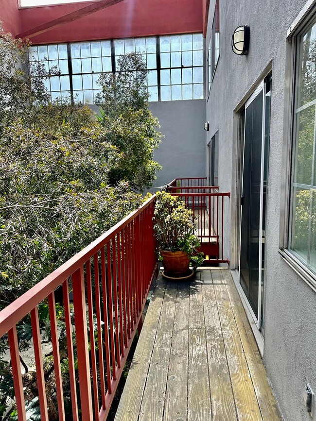 Building Photo - Pet Friendly Live/Work Loft in Oakland Tow...