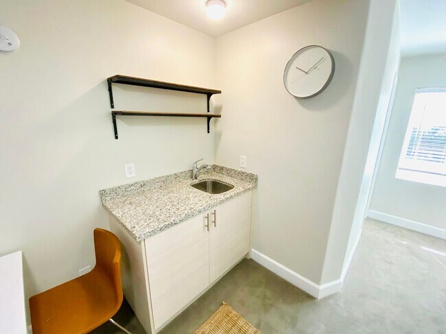 Building Photo - REMODELED STUDIO APARTMENT AVAILABLE IN TH...