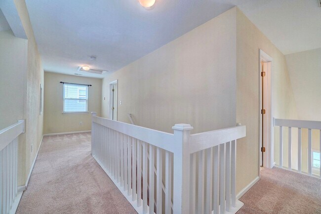 Building Photo - MUST SEE!! 3-Bedroom Home in Bay Breeze Point! Vaulted Ceilings - 1st Floor Primary Bedroom - Att...