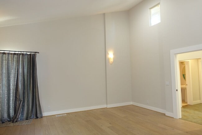 Building Photo - GREAT North Los Altos Home, large rooms, v...
