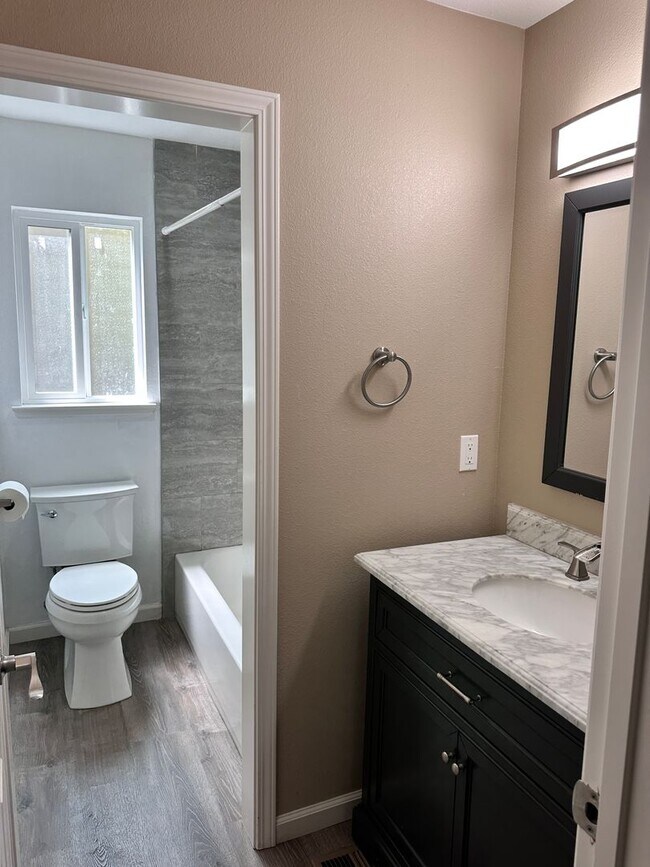 Building Photo - 6 bedroom/ 2.5 bath in Rohnert Park