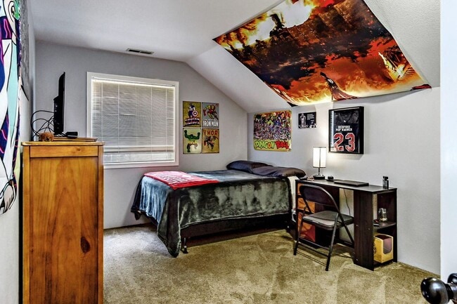 Building Photo - Large East Medford home for Lease!