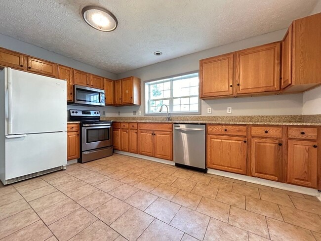 Building Photo - Spacious 4-Bedroom Home W/Sunroom & Large ...